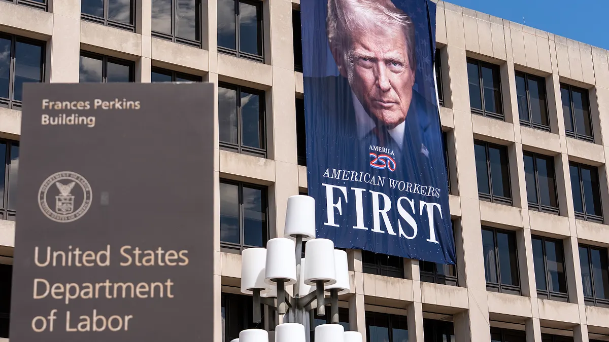 日本の専門家は、トランプ大統領の政策がアメリカの科学技術に与える影響を懸念している。写真はアメリカ合衆国連邦労働省前に掲示されたトランプ大統領の巨大肖像。(AP通信) 日本の専門家は、トランプ大統領の政策がアメリカの科学技術に与える影響を懸念している。写真はアメリカ合衆国連邦労働省前に掲示されたトランプ大統領の巨大肖像。(AP通信)