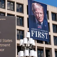 日本の専門家は、トランプ大統領の政策がアメリカの科学技術に与える影響を懸念している。写真はアメリカ合衆国連邦労働省前に掲示されたトランプ大統領の巨大肖像。(AP通信) 日本の専門家は、トランプ大統領の政策がアメリカの科学技術に与える影響を懸念している。写真はアメリカ合衆国連邦労働省前に掲示されたトランプ大統領の巨大肖像。(AP通信)