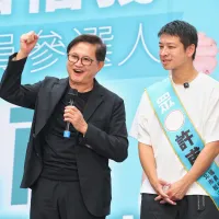 和碩董事長童子賢(左)今日出席台北市議員參選人許甫競總成立大會。(顏麟宇攝) 和碩董事長童子賢(左)今日出席台北市議員參選人許甫競總成立大會。(顏麟宇攝)