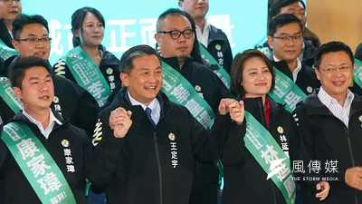 民進黨湧言會核心立委王定宇(前左二)發文稱,蘇、新系將唯一支持何博文續任新北市黨部主委,引發其他派系不滿。(資料照,顏麟宇攝)