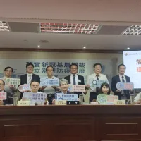 民眾黨11日於中央黨部進行《來接你下班》特別企劃「鞭不鞭?來辯!」針對國民黨所提出的鞭刑公投案進行正反方辯論。(中央社) 民眾黨11日於中央黨部進行《來接你下班》特別企劃「鞭不鞭?來辯!」針對國民黨所提出的鞭刑公投案進行正反方辯論。(中央社)