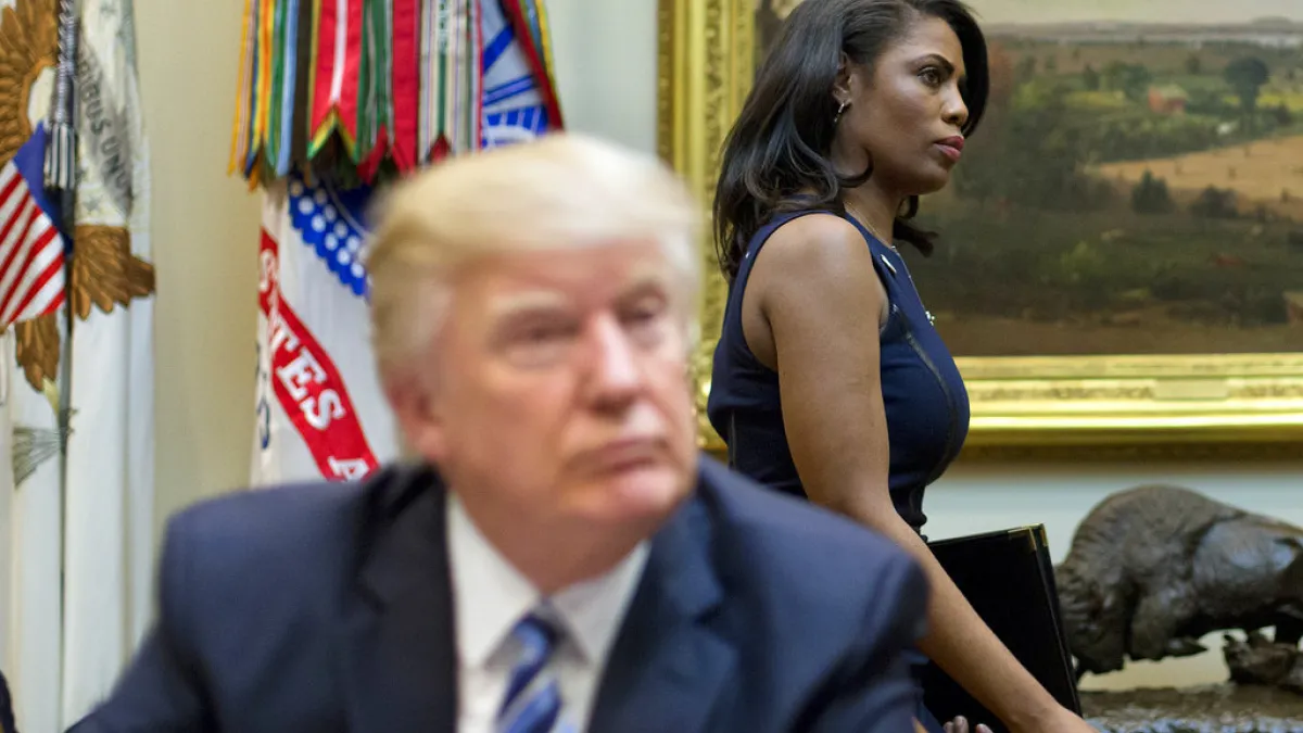 美國總統川普(前)與前白宮公共事務室聯絡主任歐瑪蘿莎(Omarosa Manigault-Newman,後)公開鬧翻,川普14日竟在推特上罵她是「狗」。