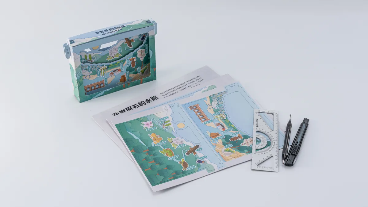 「孕育原石的水路—新北流域AR層景盒」設計精巧,實際由三張紙材組成,學生可獲得動手製作樂趣。(圖/新北市文化局)