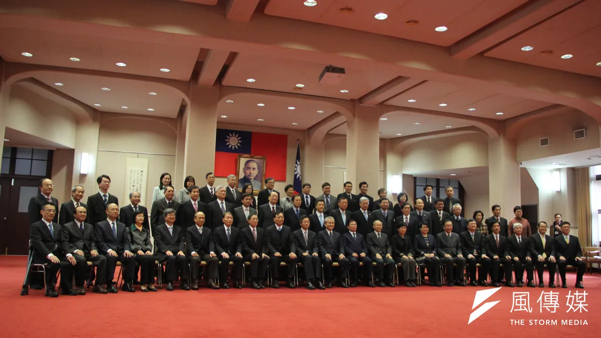 內閣總辭,毛治國率部員拍大合照(葉信菉攝)