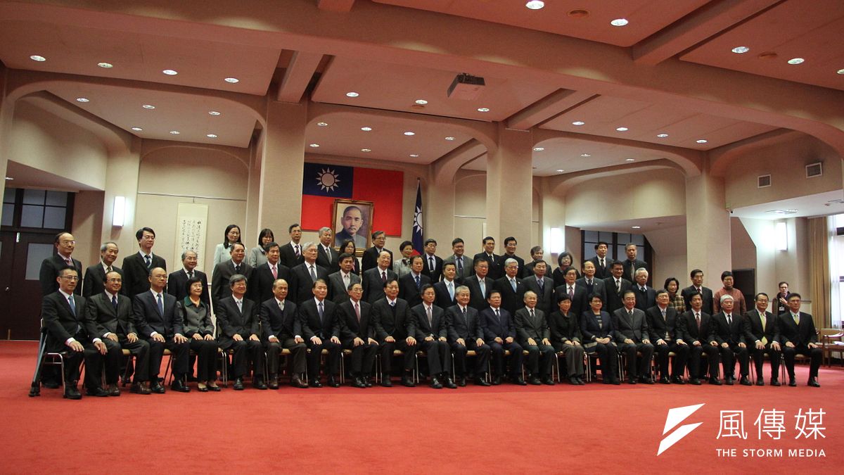 內閣總辭,毛治國率部員拍大合照(葉信菉攝) 內閣總辭,毛治國率部員拍大合照(葉信菉攝)