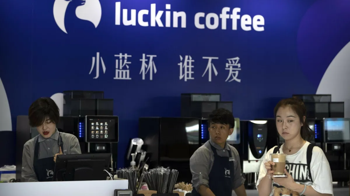 素有「中國星巴克」稱號的瑞幸咖啡,可望於12月在台灣開店,引發兩岸輿論騷動。(資料照:美聯社)