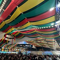横浜赤レンガ倉庫で『横浜オクトーバーフェスト2025』が9月26日に開幕し、100種類以上のビールやドイツ楽団の演奏で会場は熱気に包まれた(※飲酒は20歳になってから、飲酒運転は禁止されています)。(写真/黃信維撮影) 横浜赤レンガ倉庫で『横浜オクトーバーフェスト2025』が9月26日に開幕し、100種類以上のビールやドイツ楽団の演奏で会場は熱気に包まれた(※飲酒は20歳になってから、飲酒運転は禁止されています)。(写真/黃信維撮影)