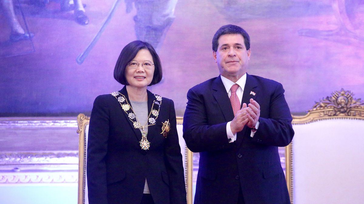 總統蔡英文於台北時間28日晚,於巴拉圭總統府接受總統卡提斯頒贈「索拉諾.羅培斯元帥懋績勳章」( Collar Mariscal Francisco Solano Lopez)。(中央社提供) 總統蔡英文於台北時間28日晚,於巴拉圭總統府接受總統卡提斯頒贈「索拉諾.羅培斯元帥懋績勳章」( Collar Mariscal Francisco Solano Lopez)。(中央社提供)