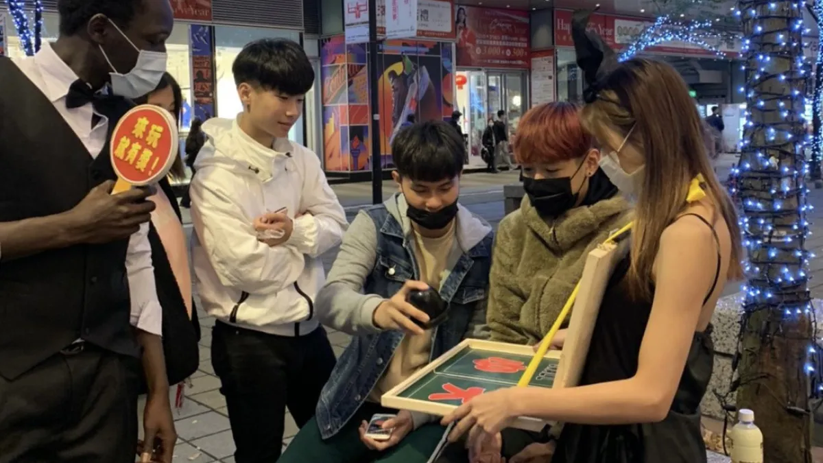 影片創作者結合手遊博奕遊戲進行行動牌桌活動。(圖/老子有錢提供)