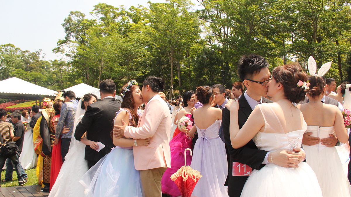 苗栗客家桐花婚禮 66對新人互許終身 苗栗客家桐花婚禮 66對新人互許終身