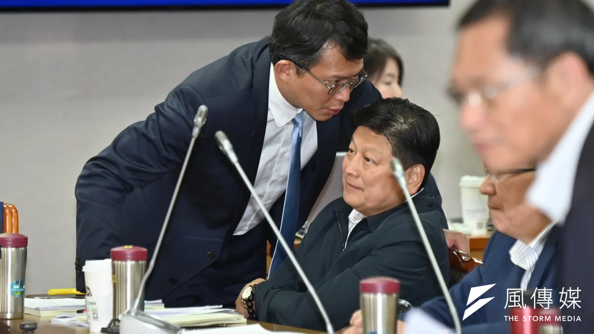 民眾黨立委黃國昌與國民黨團總召傅崐萁15日於立法院司法及法制委員會審查國會改革相關法案時討論議題。(陳昱凱攝)