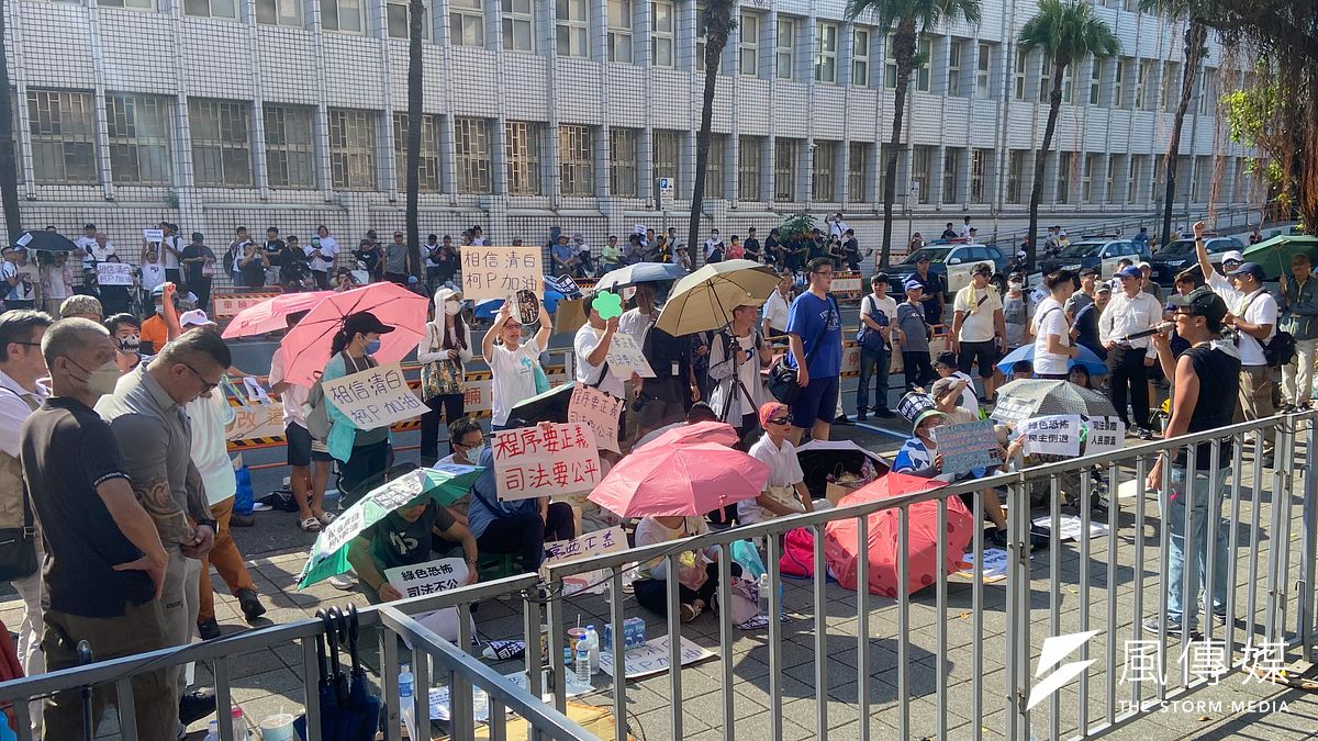 台北地檢署31日下午3時10分再開偵查庭,訊問因京華城容積獎勵爭議列為被告的民眾黨主席柯文哲,民眾黨支持者持續於北檢外聚集聲援。(顏麟宇攝) 台北地檢署31日下午3時10分再開偵查庭,訊問因京華城容積獎勵爭議列為被告的民眾黨主席柯文哲,民眾黨支持者持續於北檢外聚集聲援。(顏麟宇攝)