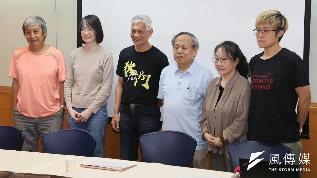 複数の学者が26日に「台湾の民主法治と平和安全を守る声明」記者会見を開催、左翼連盟事務局長の黄徳北(右3)、中央研究院研究員の盧倩儀(左2)、政治大学教授の馮建三(左1)、民進党創党党員の楊祖珺(右2)らが出席。(柯承惠撮影) 複数の学者が26日に「台湾の民主法治と平和安全を守る声明」記者会見を開催、左翼連盟事務局長の黄徳北(右3)、中央研究院研究員の盧倩儀(左2)、政治大学教授の馮建三(左1)、民進党創党党員の楊祖珺(右2)らが出席。(柯承惠撮影)