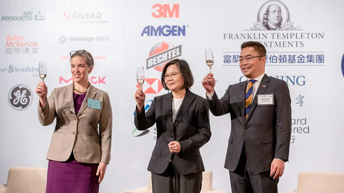 2022年3月30日,美國在台協會AIT處長孫曉雅、總統蔡英文、台灣美國商會會長施立成出席台灣美國商會2022謝年飯活動。(取自總統府網站) 2022年3月30日,美國在台協會AIT處長孫曉雅、總統蔡英文、台灣美國商會會長施立成出席台灣美國商會2022謝年飯活動。(取自總統府網站)