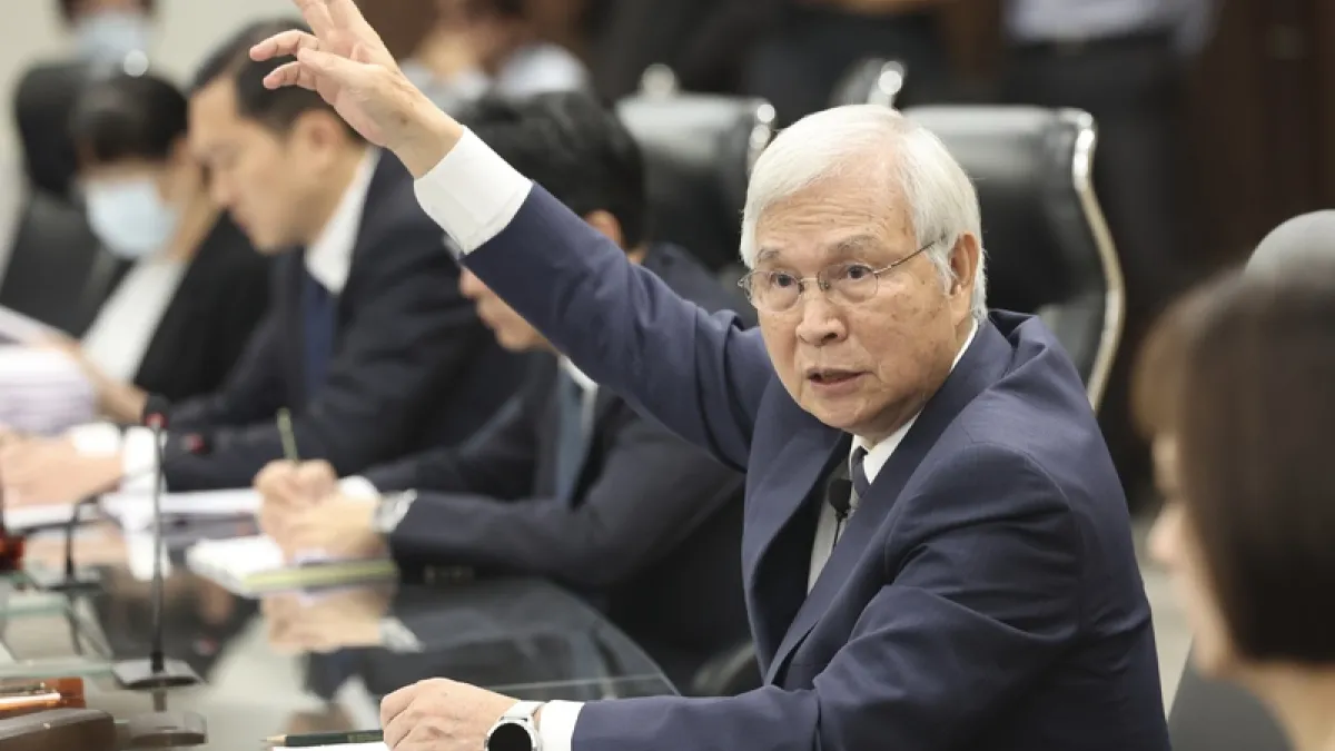 央行不升息是為房市保駕護航嗎?圖為總裁楊金龍說明央行第3季理監事會決策。中央社記者吳家昇攝115年9月17日