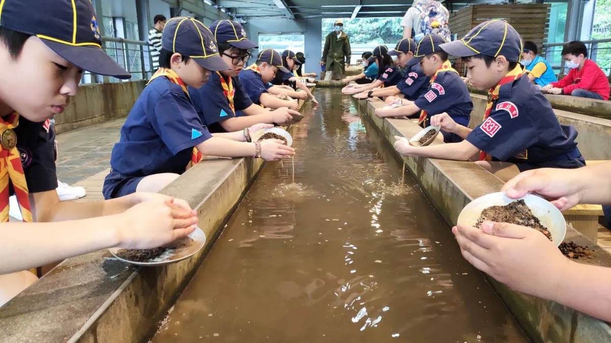 濂洞國小淘金體驗。(圖/新北市黃金博物館提供)