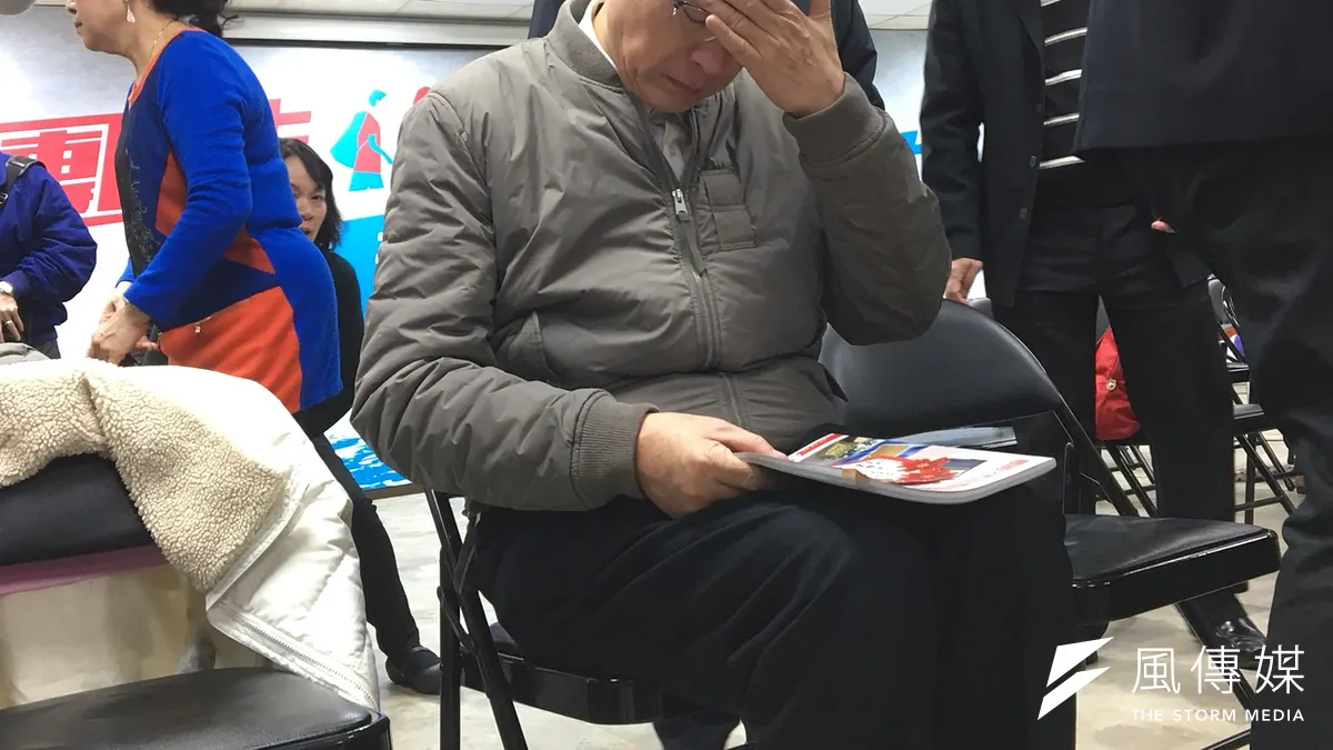 花蓮近期發生強震,造成部分災情。國民黨主席吳敦義11日下午前往花蓮慰問災民,上午出席祈福活動時忍不住落淚、哭紅了雙眼。(羅暐智攝)
