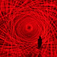 麻布台ヒルズのチームラボボーダレスが「Light Sculpture - Flow」の空間を7月8日に再オープンし、物質的境界を超えた光の新作特別展「宇宙の非対称性について」を10月8日まで開催する。 (写真/© チームラボ提供) 麻布台ヒルズのチームラボボーダレスが「Light Sculpture - Flow」の空間を7月8日に再オープンし、物質的境界を超えた光の新作特別展「宇宙の非対称性について」を10月8日まで開催する。 (写真/© チームラボ提供)
