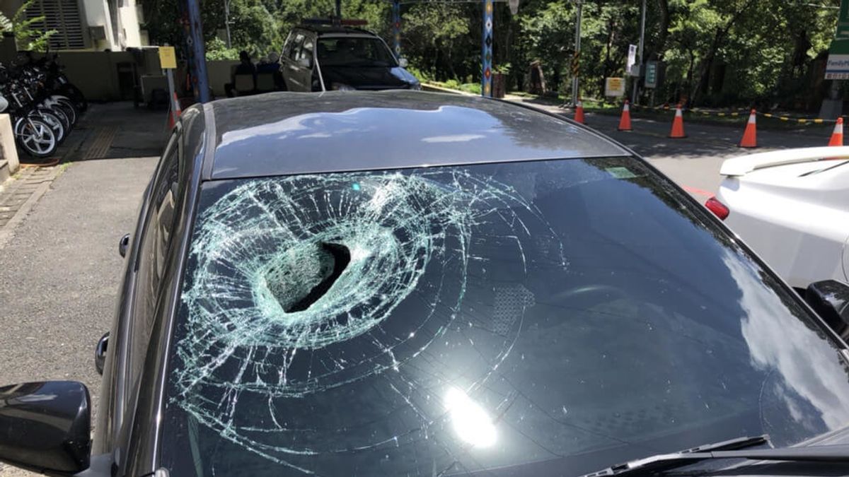 吳姓夫妻駕車前往東部旅遊,回程從南橫公路準備返回屏東,行經天池時瞬間傳來砰然巨響,一顆堪比籃球大落石砸到車前擋風玻璃,玻璃瞬間變成蜘蛛網狀碎裂。(高市六龜警分局提供) 吳姓夫妻駕車前往東部旅遊,回程從南橫公路準備返回屏東,行經天池時瞬間傳來砰然巨響,一顆堪比籃球大落石砸到車前擋風玻璃,玻璃瞬間變成蜘蛛網狀碎裂。(高市六龜警分局提供)
