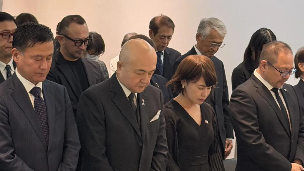 日本台灣交流協會台北事務所11日舉行「311東日本大震災15周年追悼感恩會」,日本駐台代表片山和之(左二)、台灣日本關係協會副秘書長林郁慧(右二)等人與會默禱。(取自日本台灣交流協會臉書)