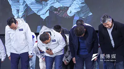 國民黨總統候選人侯友宜(左二)、副總統候選人趙少康(右二)、黨主席朱立倫(左一)、侯友宜競辦執行長金溥聰(右一)13日在國民黨開票現場鞠躬感謝民眾支持。(顏麟宇攝)