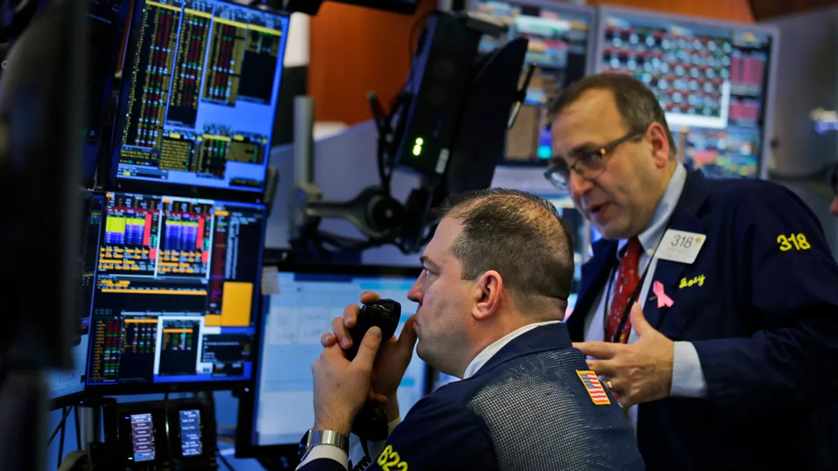 FRB想要藉由通膨政策(操作泡沫化)來操控景氣,卻引發過剩的資金投注於次級房貸,過熱的投資導致泡沫的破滅,引發了全球性的金融恐慌。(資料照,AP)