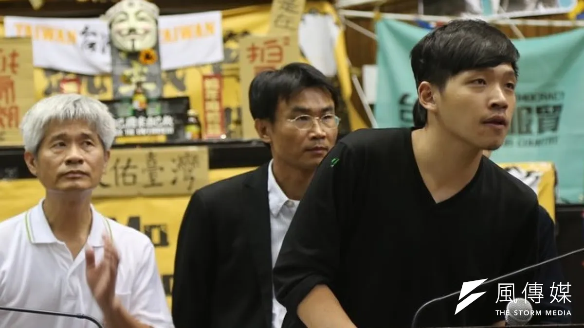 318學運領導人陳為廷2日上午與台教會會長呂忠津(左一)、中興大學特聘教授陳吉仲(左二)舉行記者會,批評總統府所提的經貿國是會議是刻意模糊訴求。(吳逸驊攝)