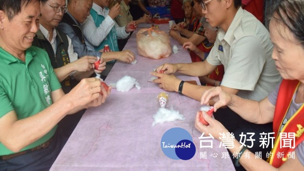 華山辦長輩縫端午香包 現場笑聲好熱鬧 華山辦長輩縫端午香包 現場笑聲好熱鬧