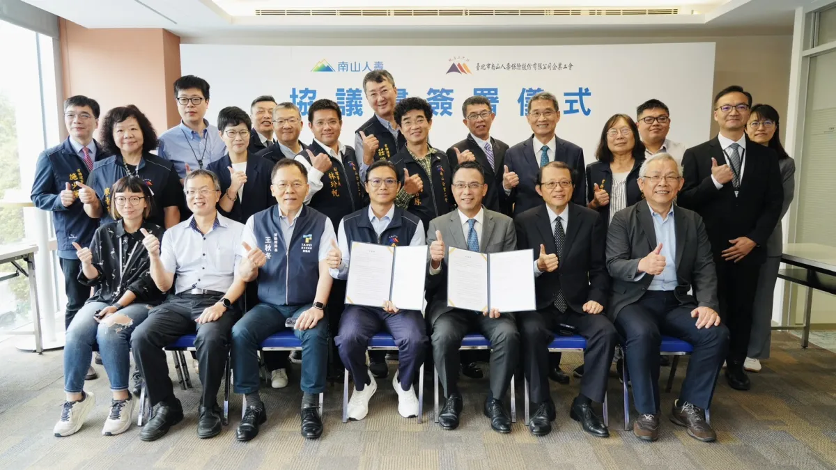 南山人壽企業工會理事長蔡坤穎(前排左四)、南山人壽總經理范文偉(前排右三),5日與有關成員於勞資協議書簽署儀式合影。(南山人壽企業工會提工)