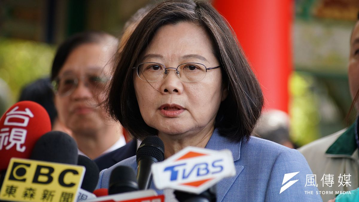 總統蔡英文(見圖)表示,在台灣任何人都能有不同的政治立場,但是如果有少數退將,跑去中國唱中國國歌、向中國國旗敬禮等有損國家利益和尊嚴的事,就應該受到最嚴厲的處分。(資料照,盧逸峰攝) 總統蔡英文(見圖)表示,在台灣任何人都能有不同的政治立場,但是如果有少數退將,跑去中國唱中國國歌、向中國國旗敬禮等有損國家利益和尊嚴的事,就應該受到最嚴厲的處分。(資料照,盧逸峰攝)