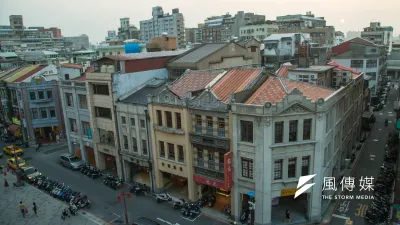 作者建議,政府應以文化創建經濟、以⻑照及新創產業開創就業機會等方式,催動民間投資,開創內需經濟。圖為大稻埕街景。(資料照,顏麟宇攝)