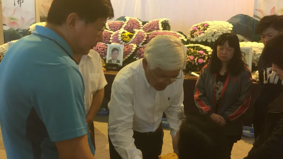 桃園巿消防局平鎮消防分隊小隊長李翰霖在這次支援敬鵬平鎮廠大火救災時殉職,雲林縣長李進勇今(30)日下午前往桃園向其家屬致上慰問金。(圖/雲林縣政府提供)