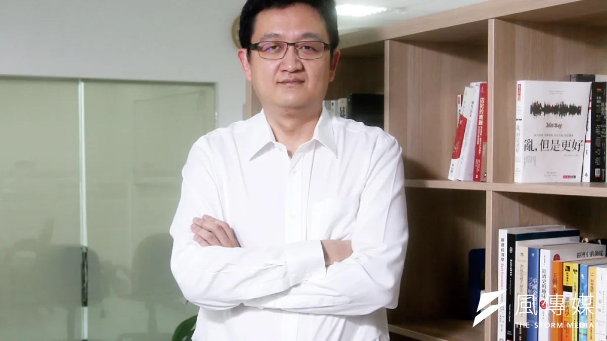 邵之雋指出,如果台灣金融環境是正常的,會發生內資與外資同時外逃的「雙外逃」現象嗎?自己擔心的是不對勁的現象已經產生了,當局卻無感。金融是經濟的血液,搞砸了整個經濟會掛的。(柯承惠攝)