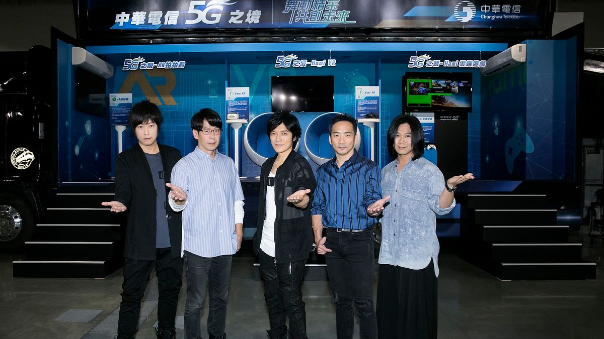 五月天mayday邀請全台消費者參與中華電信「5G之境」體驗車活動,輕鬆體驗多項5G創新應用服務,親身感受5G魅力。(圖/中華電信提供) 五月天mayday邀請全台消費者參與中華電信「5G之境」體驗車活動,輕鬆體驗多項5G創新應用服務,親身感受5G魅力。(圖/中華電信提供)