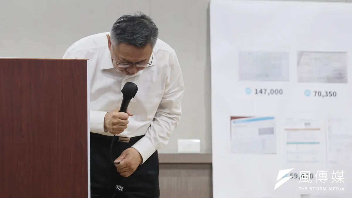 民眾黨主席柯文哲29日出席「柯文哲總統大選政治獻金外界疑義一次澄清記者會」時鞠躬致歉,宣布將請假3個月並自請調查。(柯承惠攝)