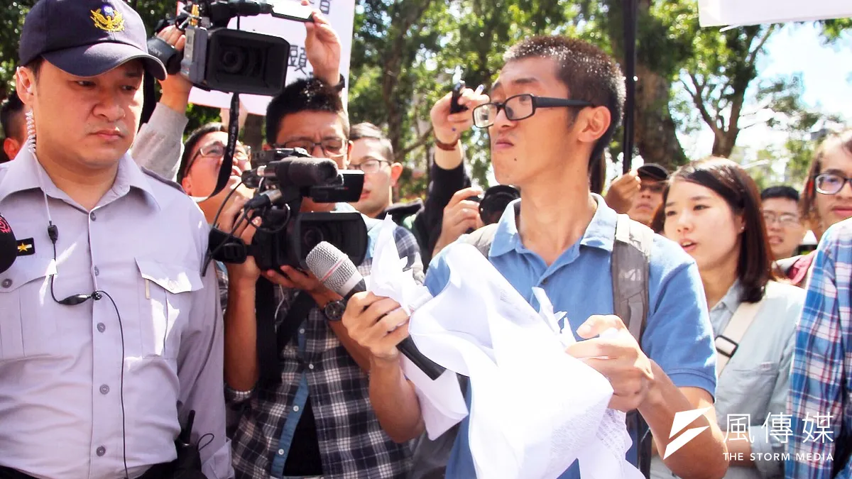 兼任助理納保等問題,一直引發學生與學校間爭議,圖為兼任助理納保處分撤銷,高教工會等勞團前往行政院抗議,學生撕毀訴願判決書。(曾原信攝) 兼任助理納保等問題,一直引發學生與學校間爭議,圖為兼任助理納保處分撤銷,高教工會等勞團前往行政院抗議,學生撕毀訴願判決書。(曾原信攝)