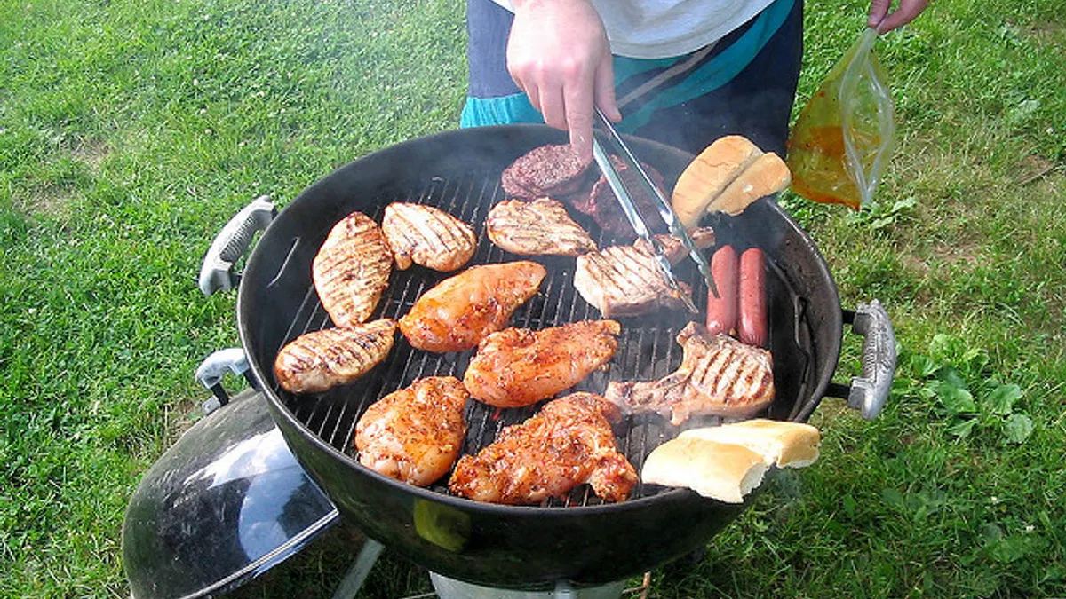 鋁箔紙亮面和霧面的差別是什麼?烤肉要用哪一面?帶你一篇看懂注意事項。(示意圖/Luke Jones@flickr) 鋁箔紙亮面和霧面的差別是什麼?烤肉要用哪一面?帶你一篇看懂注意事項。(示意圖/Luke Jones@flickr)