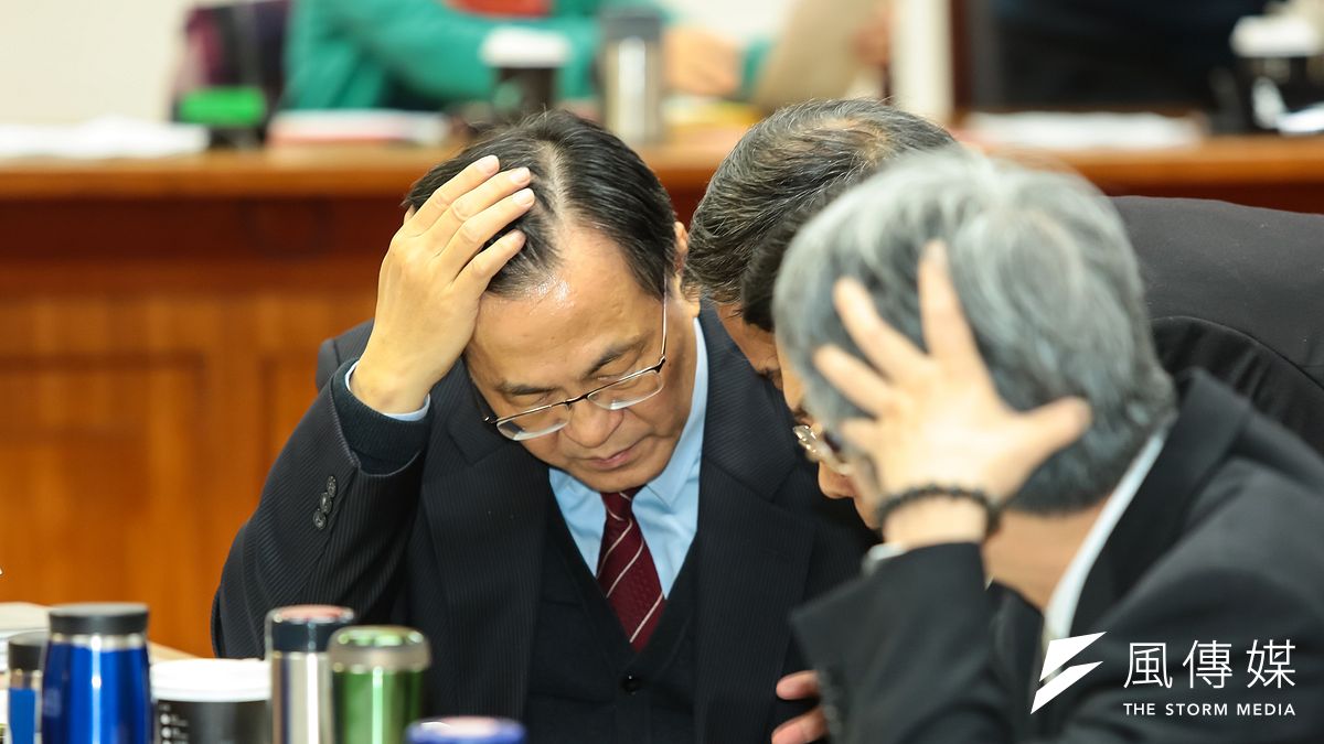 台電董事長黃重球於經濟委員會備詢。(顏麟宇攝) 台電董事長黃重球於經濟委員會備詢。(顏麟宇攝)