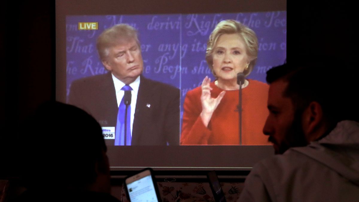 希拉蕊與川普首場電視辯論終於登場。(美聯社) 希拉蕊與川普首場電視辯論終於登場。(美聯社)