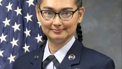 美國空軍士官長亞歷珊卓莉亞(Alexandria Holder)是一位母親來自南韓的跨性別女性。(翻攝領英)