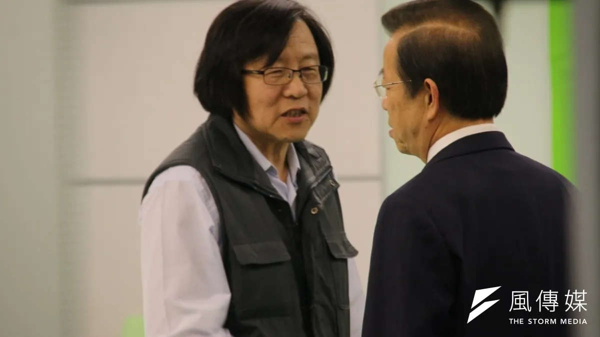 親民黨近來和民進黨維持友善關係,但民進黨選將邱義仁等人憂心,如果宋楚瑜參選總統,藍營操作棄保效應,恐怕會危及蔡英文選情。(民進黨聯誼會提供)