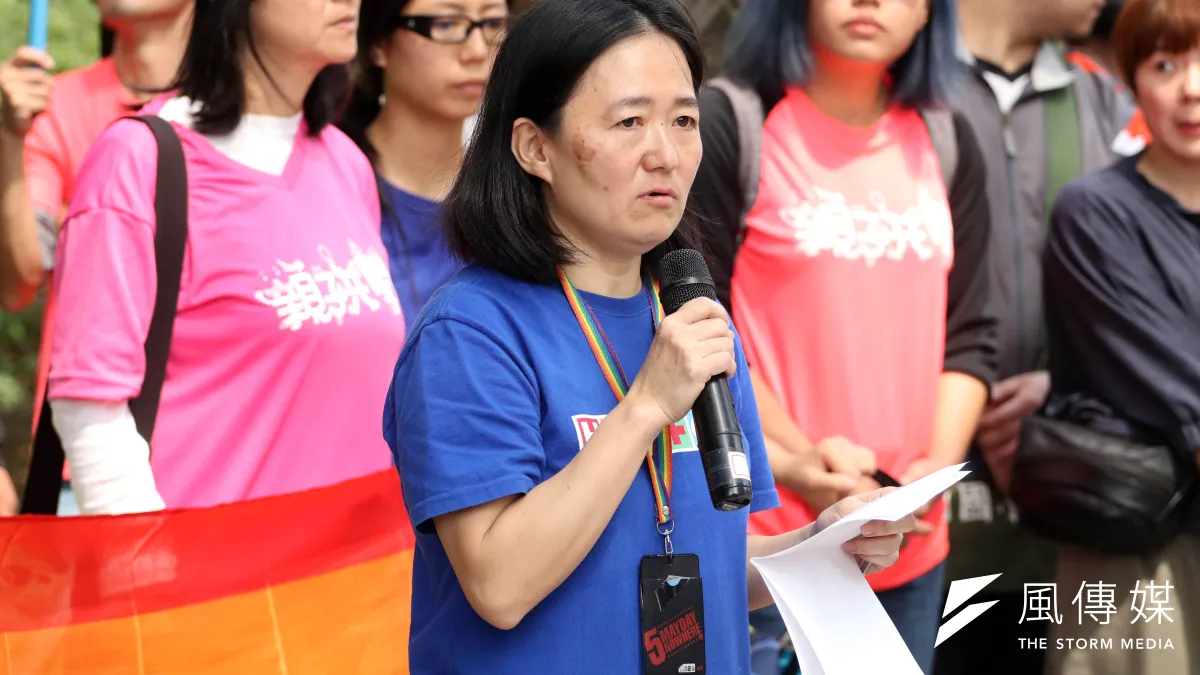 台灣同志諮詢熱線協會下午召開「勿讓公投成為仇恨工具 生師親一起守護同志教育」記者會。針對「反同志教育公投」,鷺江國小教師翁麗淑表示,「這樣的題目可以訴諸公投,是對同志的羞辱」。(蘇仲泓攝)