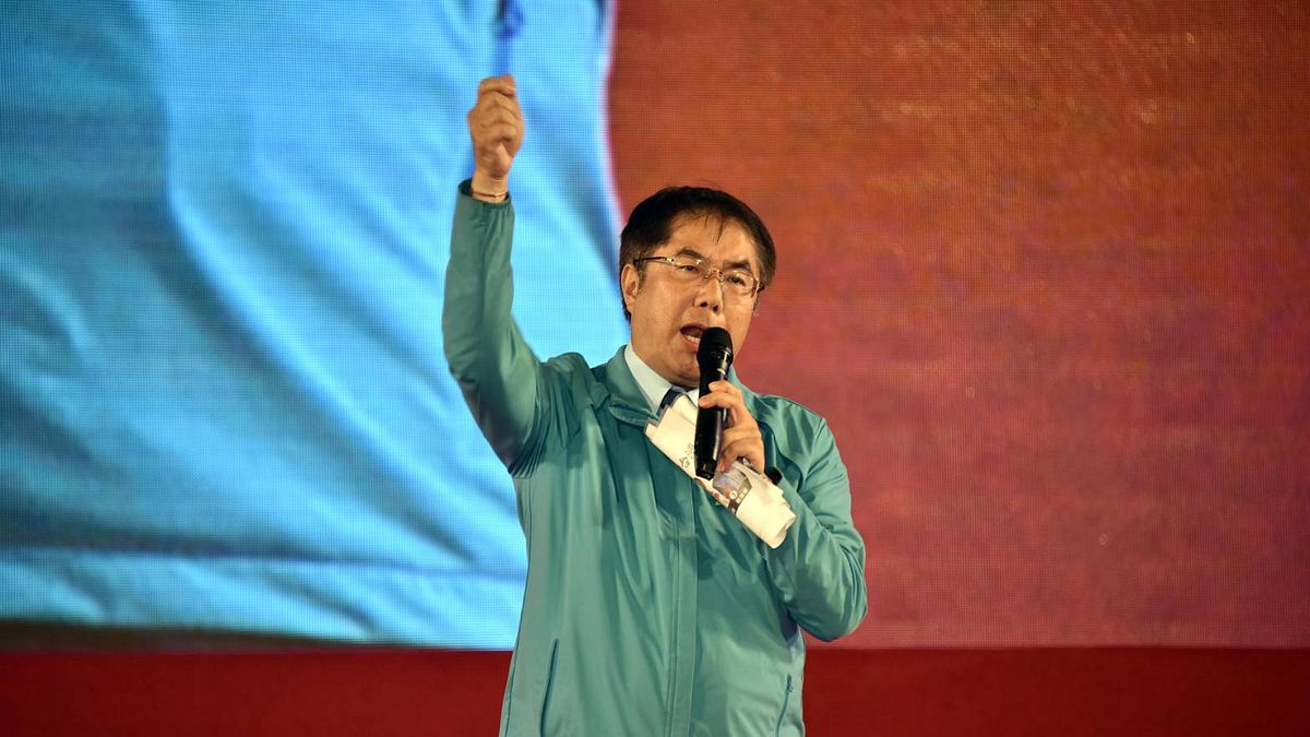 台南市長黃偉哲(見圖)10日在「光復高雄」晚會中,要求支持者讓國民黨總統候選人韓國瑜落選,讓他回來當市長。(蔡英文高雄競總提供) 台南市長黃偉哲(見圖)10日在「光復高雄」晚會中,要求支持者讓國民黨總統候選人韓國瑜落選,讓他回來當市長。(蔡英文高雄競總提供)