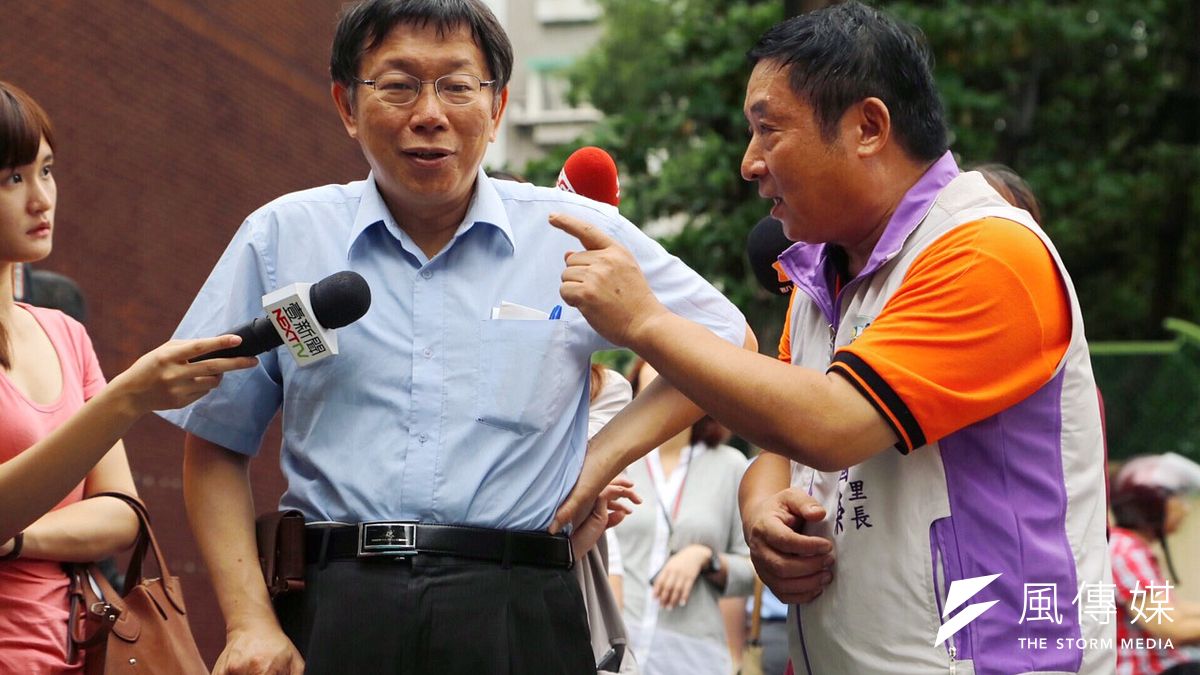 台北市長柯文哲(中)表示,目前捷運聯開宅制度確實不完美,會再繼續討論。(資料照,蔡耀徵攝) 台北市長柯文哲(中)表示,目前捷運聯開宅制度確實不完美,會再繼續討論。(資料照,蔡耀徵攝)