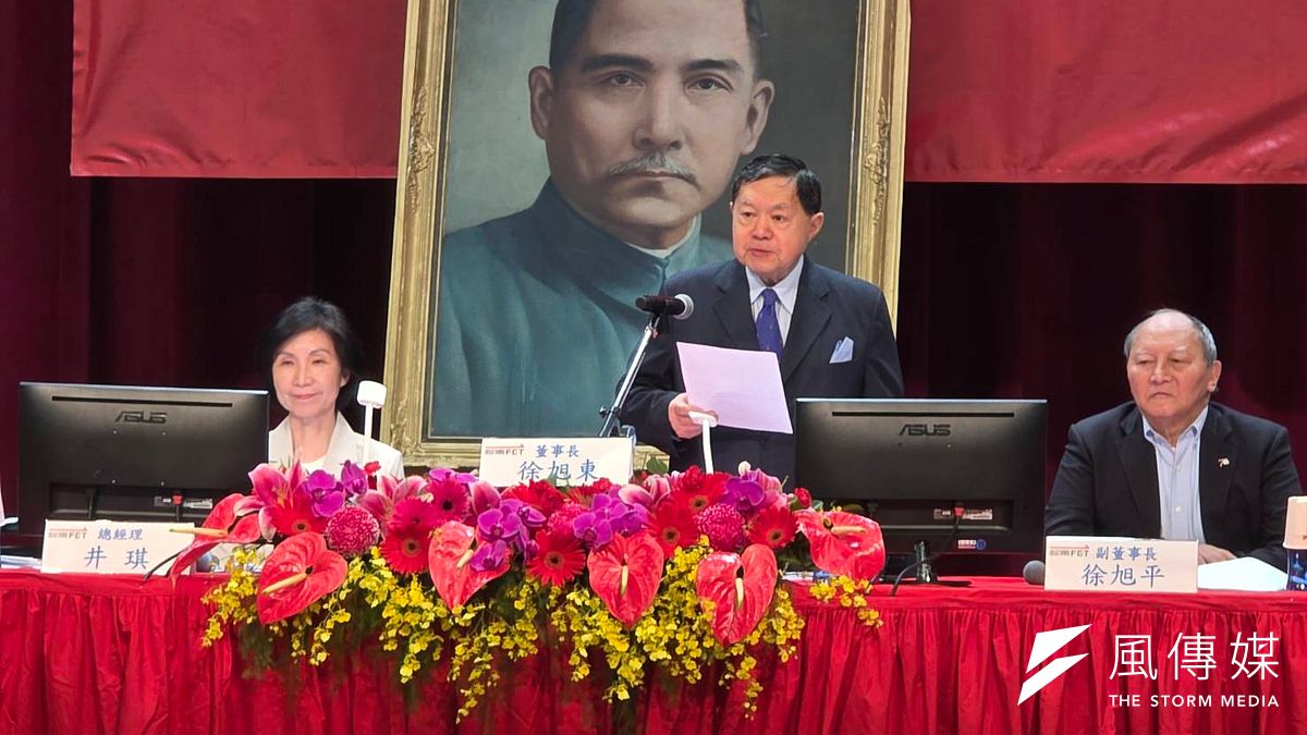 遠傳股東會,董事長徐旭東強調將持續幫助企業發展AI。總經理井琪(左起)、徐旭東、副董事長徐旭平。(魏鑫陽攝) 遠傳股東會,董事長徐旭東強調將持續幫助企業發展AI。總經理井琪(左起)、徐旭東、副董事長徐旭平。(魏鑫陽攝)
