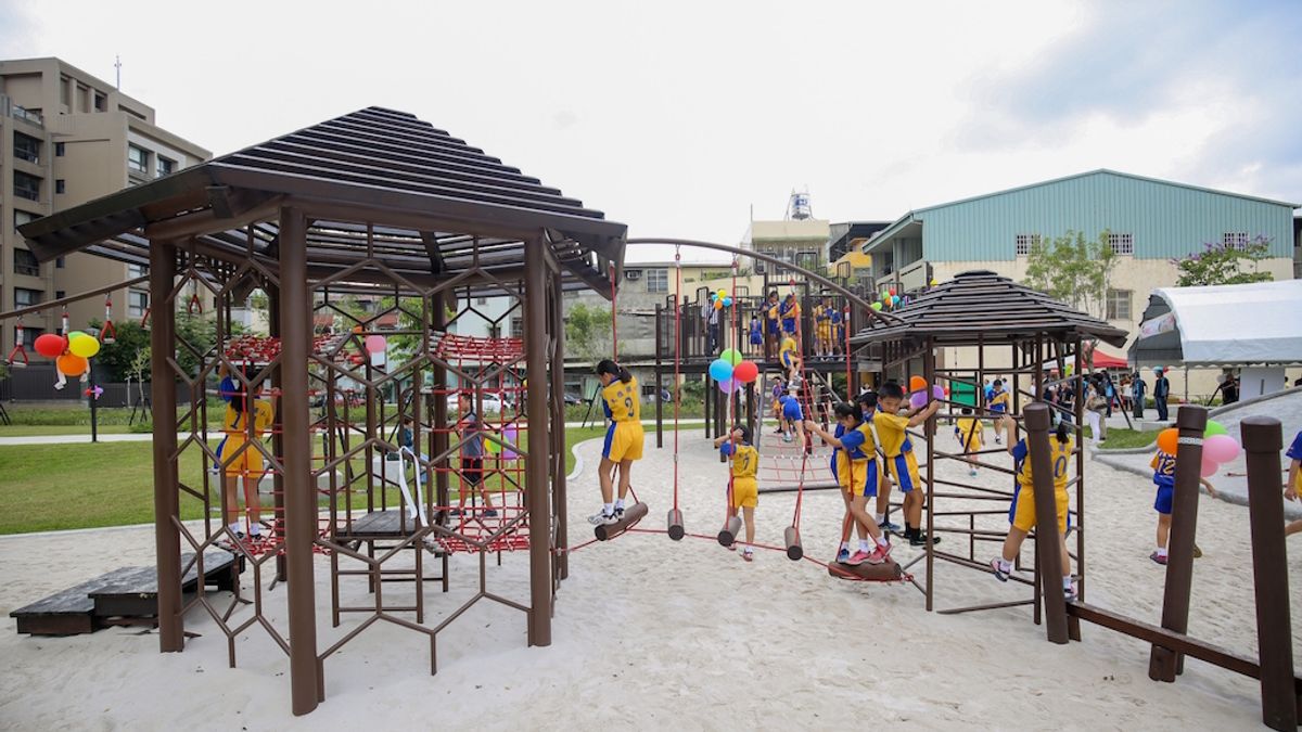 台中首座「蜂巢」意象共融遊戲場公園完工啟用,現場吸引小朋友穿梭於遊具之間。(圖/台中市政府提供) 台中首座「蜂巢」意象共融遊戲場公園完工啟用,現場吸引小朋友穿梭於遊具之間。(圖/台中市政府提供)