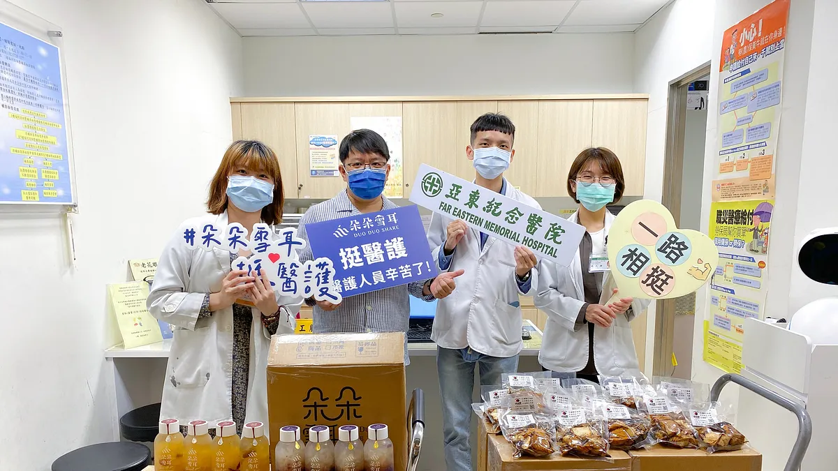 朵朵雪耳創辦人張書瑋準備900瓶天然白木耳飲親送各醫療院所。(圖/業者提供)