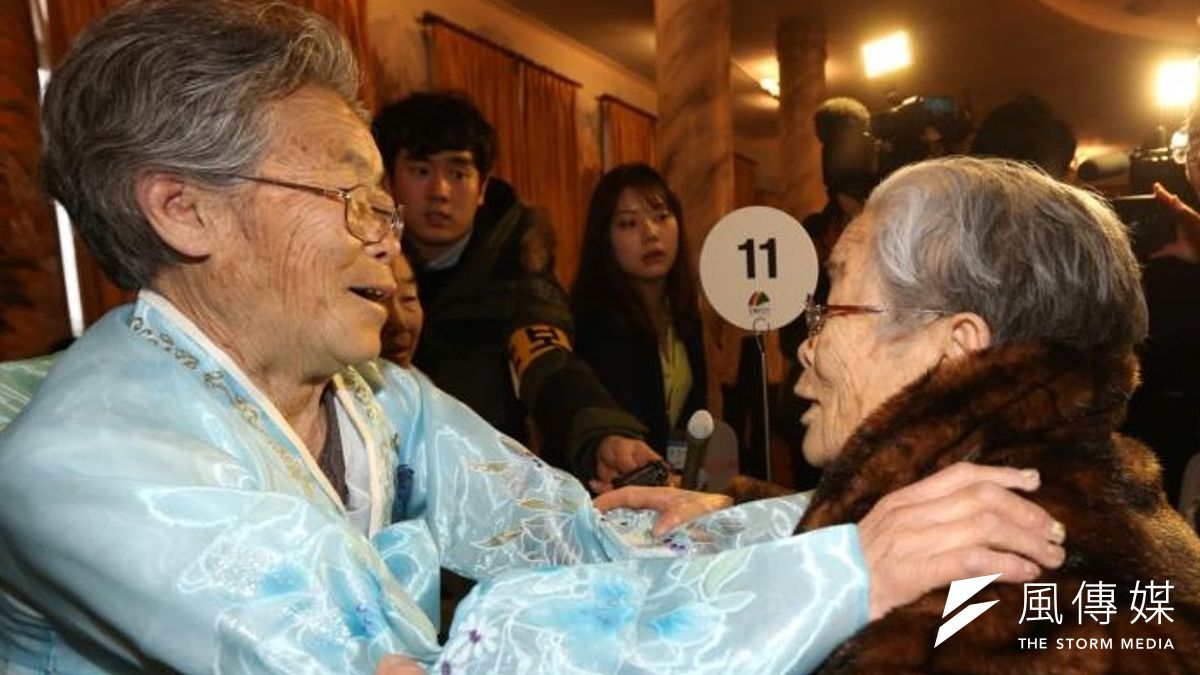 南韓姐與北韓妹見面。 南韓姐與北韓妹見面。
