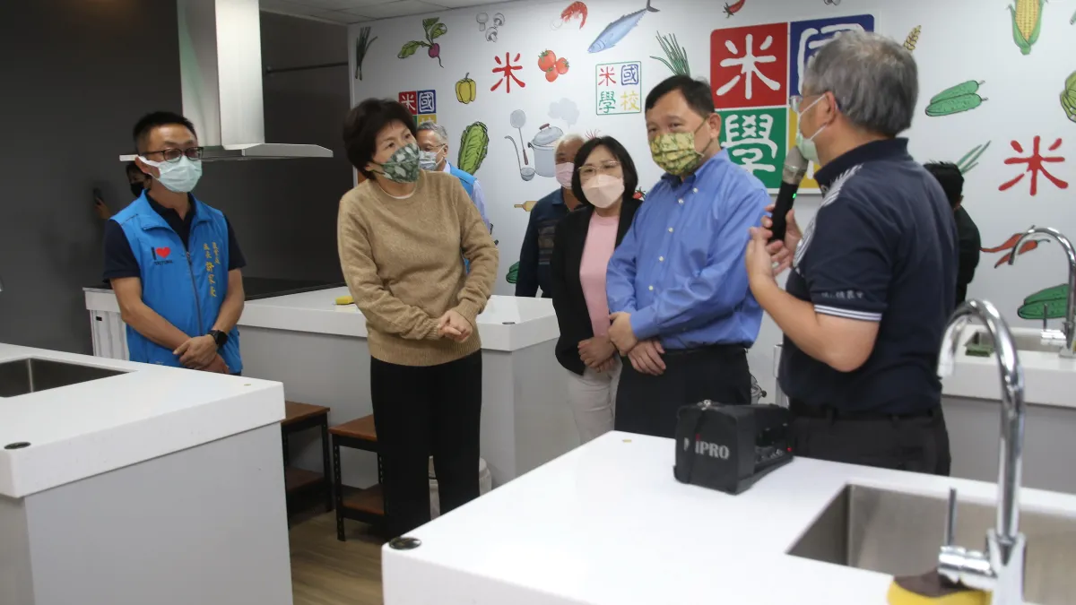 臺東縣長饒慶鈴前往米國學校頒發許可函,活化學校建物空間。(圖/臺東縣政府農業處提供)