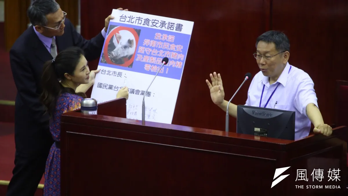 市議員戴錫欽(左)、王欣儀(中)一再要求簽署禁止美豬進入台北市的要求,台北市長柯文哲當場悍然拒絕「這個我不會簽的」。(蔡耀徵攝)